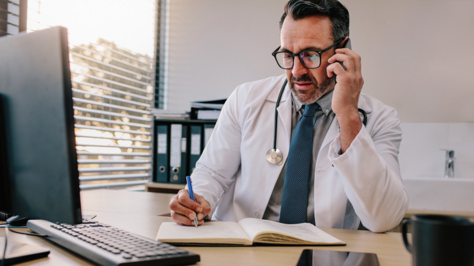 Der Arzt kann Sie nur 5 Tage am Telefon krankschreiben.Foto: Jacob Lund / shutterstock.com