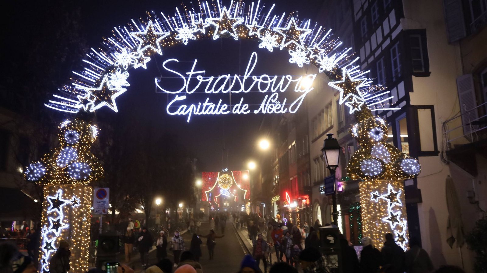 Auf dem Weihnachtsmarkt in Straßburg tummeln sich immer viele Besucher aus Deutschland.Foto: IMAGO//Eibner-Pressefoto