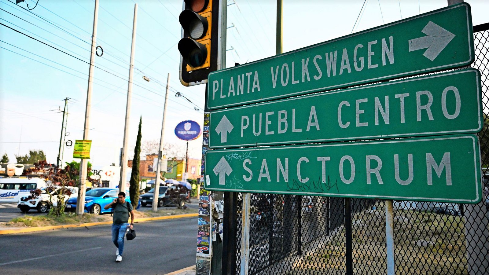 Eingang zum Volkswagen-Werk in Puebla – die Stadt ist eine der wichtigsten Autostädte Lateinamerikas.Foto: /Tobias Käufer
