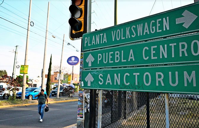Eingang zum Volkswagen-Werk in Puebla – die Stadt ist eine der wichtigsten Autostädte Lateinamerikas.<span class='image-autor'>Foto: /Tobias Käufer</span>