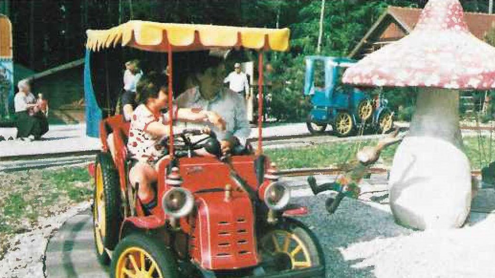 Kleine Besucher kurven vorbei an Riesenpilzen...Foto: 
Traumland an der Bärenhöhle