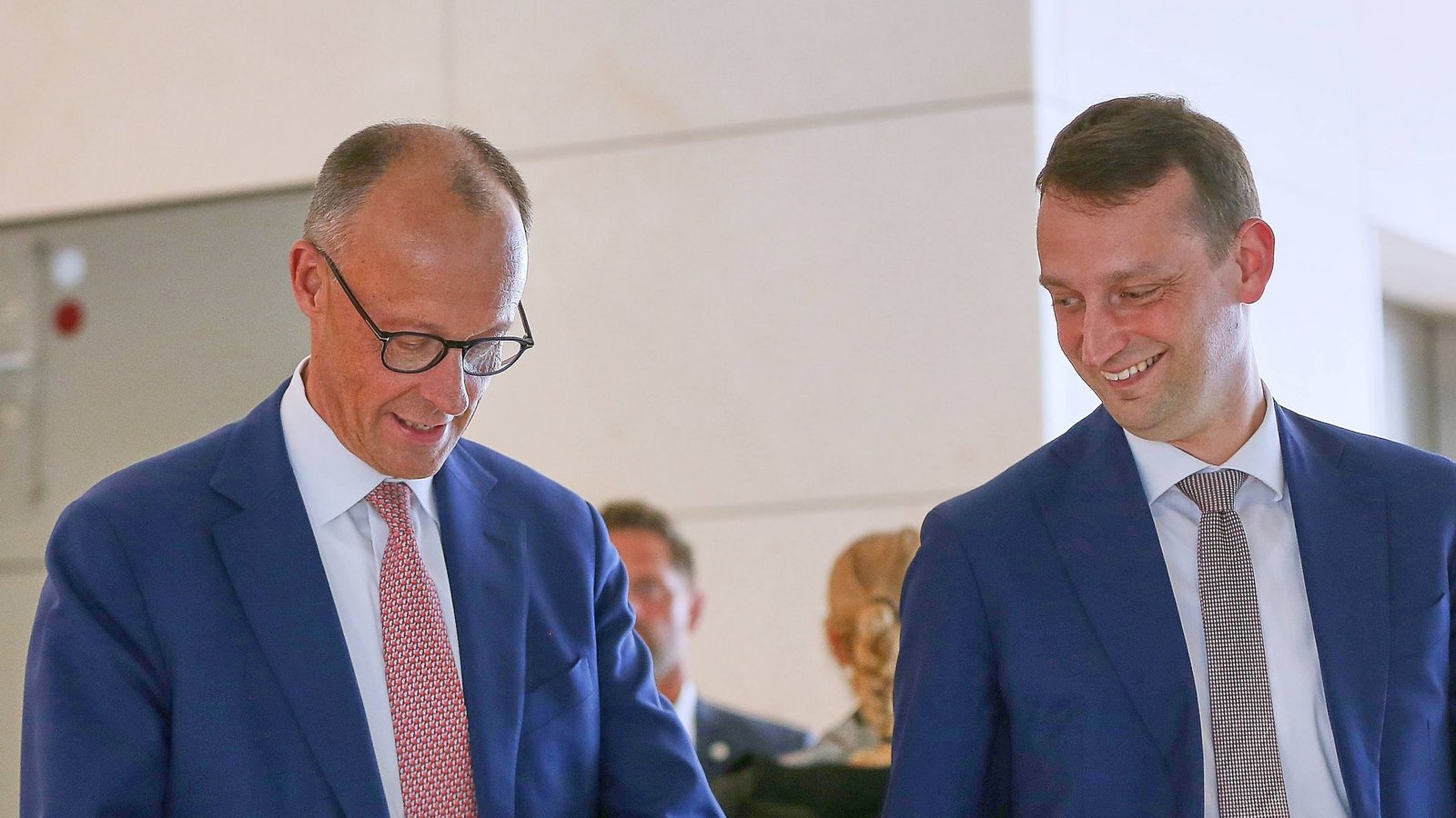 Ein Duo aus der Vergangenheit: Friedrich Merz (li.) und sein bisheriger Büroleiter Jacob Schrot.Foto: IMAGO/dts Nachrichtenagentur