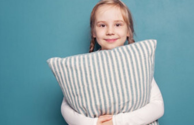 Ganz schön ausgeschlafen: Wenn Eltern keine Handys über Nacht im Zimmer dulden, schlafen Kinder  mehr – und erreichen sogar bessere Schulergebnisse<span class='image-autor'>Foto: millaf - stock.adobe.com</span>