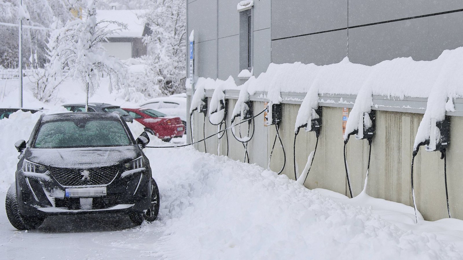 Im Winter muss das E-Auto etwas häufiger geladen werden.Foto: imago/Action Pictures Im Winter muss das E-Auto etwas häufiger geladen werden.Foto: imago/Action Pictures