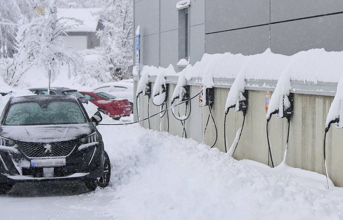 Im Winter muss das E-Auto etwas häufiger geladen werden.<span class='image-autor'>Foto: imago/Action Pictures</span>
