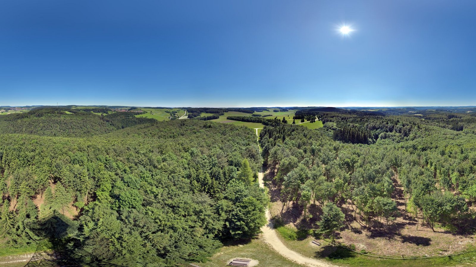Die ehemalig militärischen Türme Hursch und Waldgreut auf dem Truppenübungsplatz hat der Schwäbische Albverein übernommen – von dort hat man wunderbare Ausblicke über die einzigartige Landschaft. Wer sich auf die leicht schaukelnden Türme nicht traut, hat im Hügel Gänsewag eine gemütliche Alternative.Foto: Michael Gallasch - stock.adobe.com