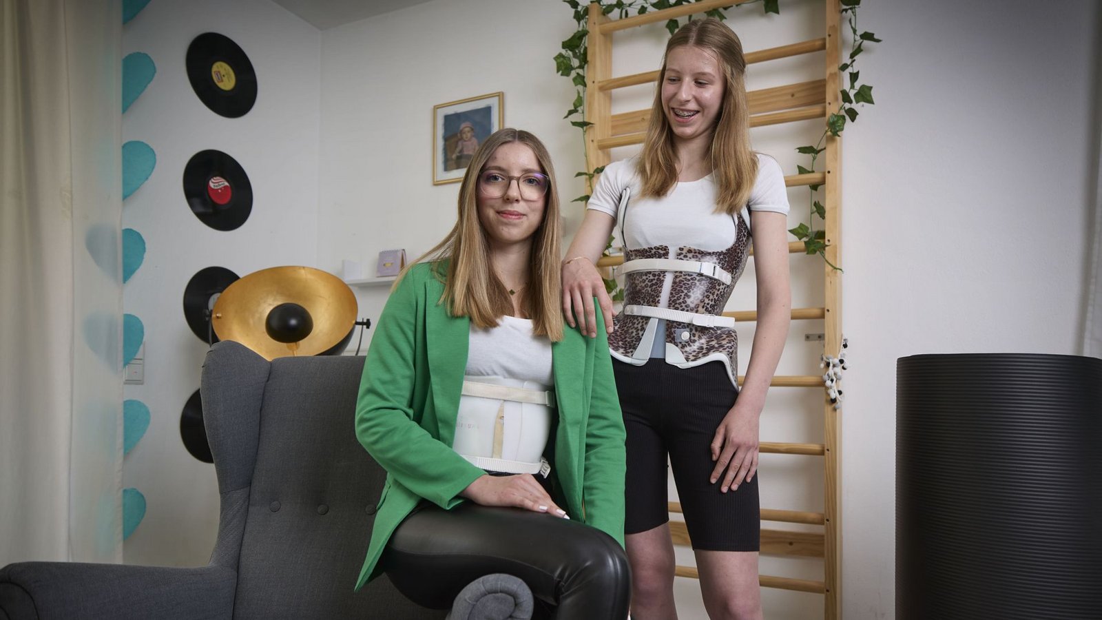 Sophia (links) trägt seit vier Jahren ein Korsett, um ihre krankhaft verdrehte Wirbelsäule aufzurichten. Ihre Schwester Laura (rechts) hat ebenfalls Skoliose.Foto: Gottfried Stoppel/s Sophia (links) trägt seit vier Jahren ein Korsett, um ihre krankhaft verdrehte Wirbelsäule aufzurichten. Ihre Schwester Laura (rechts) hat ebenfalls Skoliose.Foto: Gottfried Stoppel/s