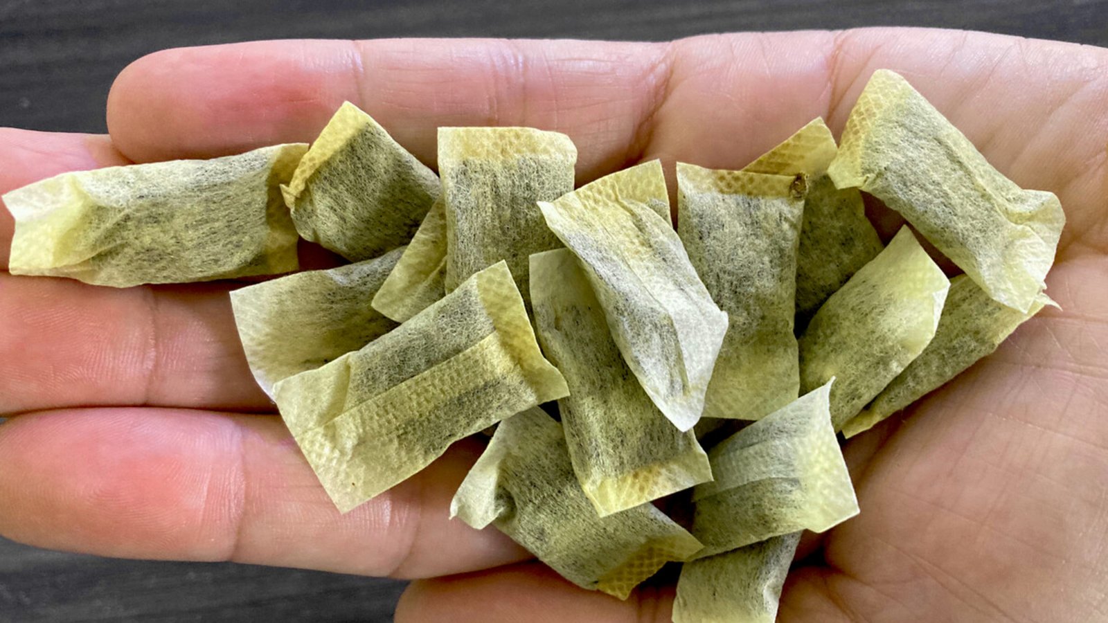 Snus oder nicht? Diese Tabakbeutel sehen so aus, gelten offiziell aber als Kautabak – und dürfen deshalb verkauft werden.Foto: Jürgen Bock Snus oder nicht? Diese Tabakbeutel sehen so aus, gelten offiziell aber als Kautabak – und dürfen deshalb verkauft werden.Foto: Jürgen Bock