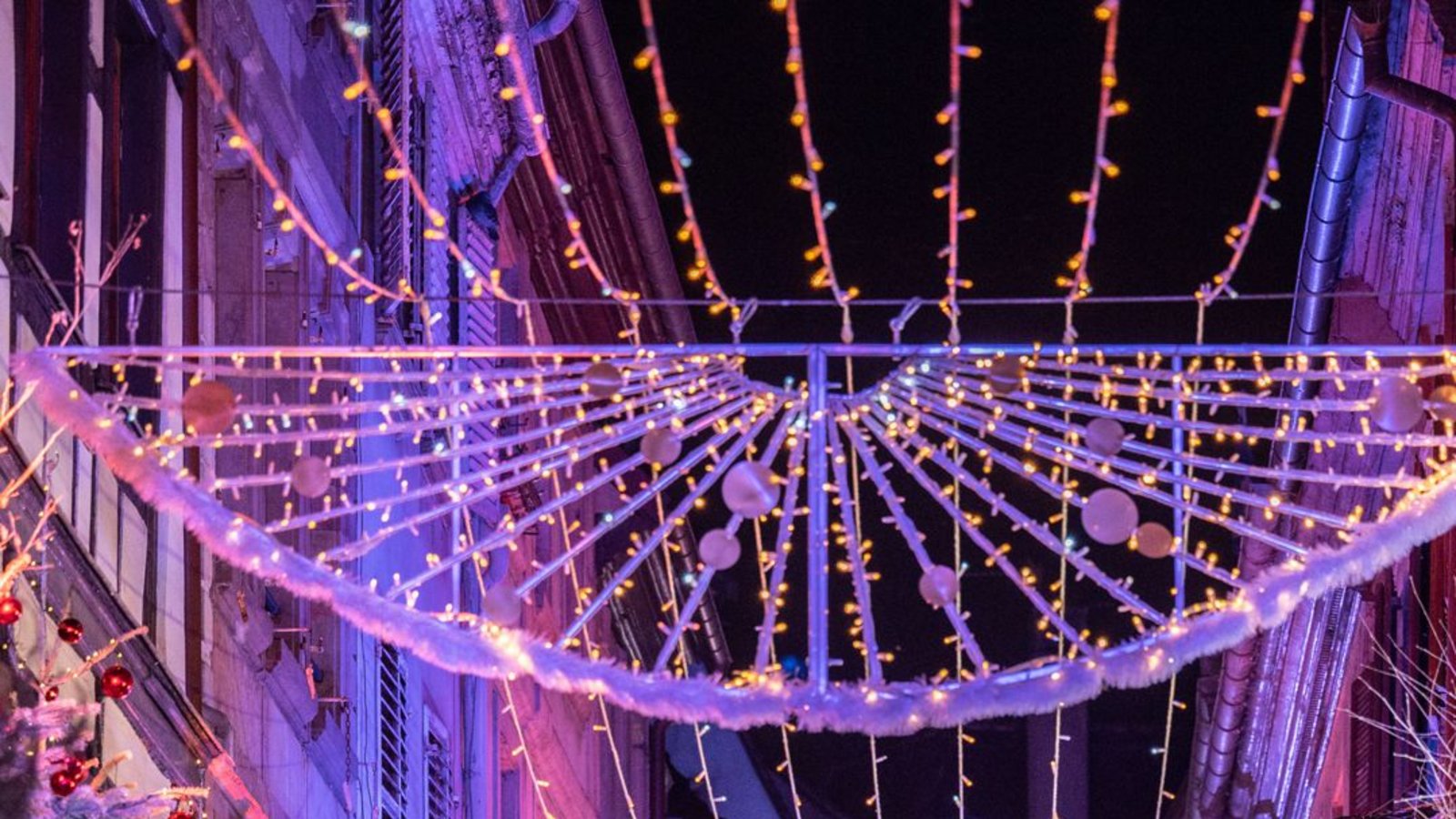 Magische Stimmung:  Das Licht bricht sich  in den unzählig geschliffenen Kristallen der Baccarat Kronleuchter.Foto: Alban Hefti pour Strasbourg Eurométropole