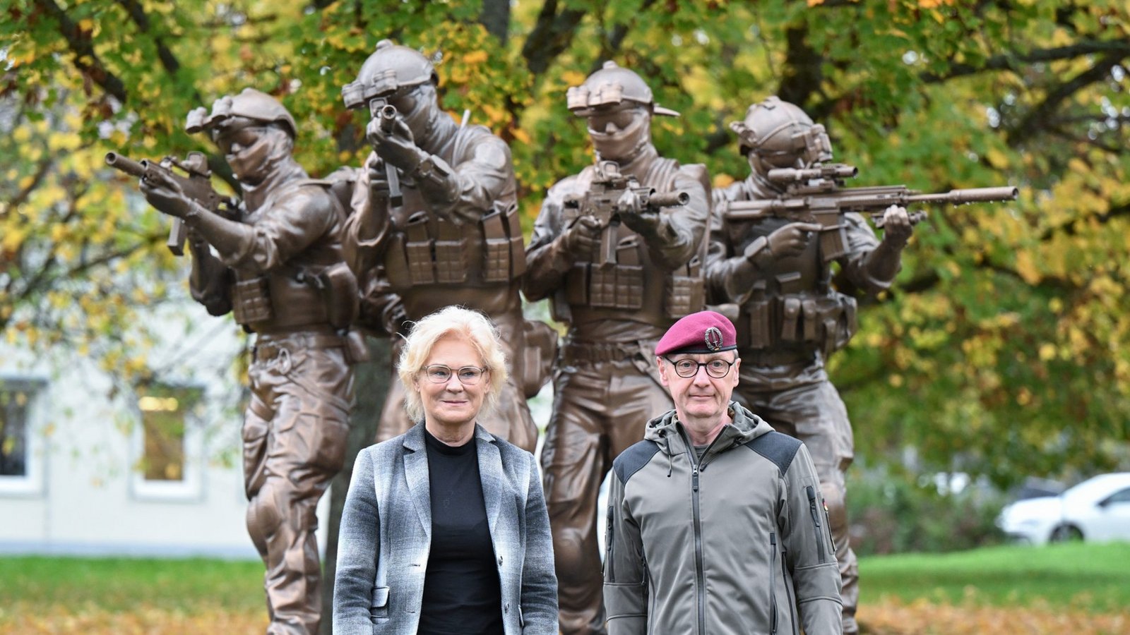 Bundesverteidigungsministerin Christine Lambrecht (SPD) schaute im Oktober 2022 beim Kommando Spezialkräfte (KSK) vorbei.Foto: Bernd Weißbrod/dpa Bundesverteidigungsministerin Christine Lambrecht (SPD) schaute im Oktober 2022 beim Kommando Spezialkräfte (KSK) vorbei.Foto: Bernd Weißbrod/dpa