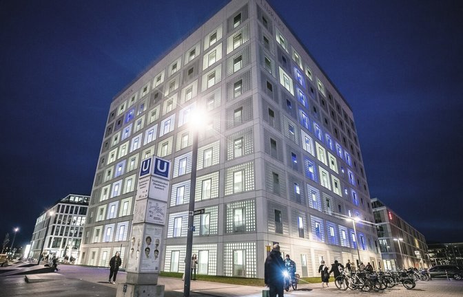 Bei der Beleuchtung von Straßen, Wegen und Plätzen setzt die Stadt auf LED-Technik – hier die Stadtbücherei.<span class='image-autor'>Foto: Lg/Christoph Schmidt</span>
