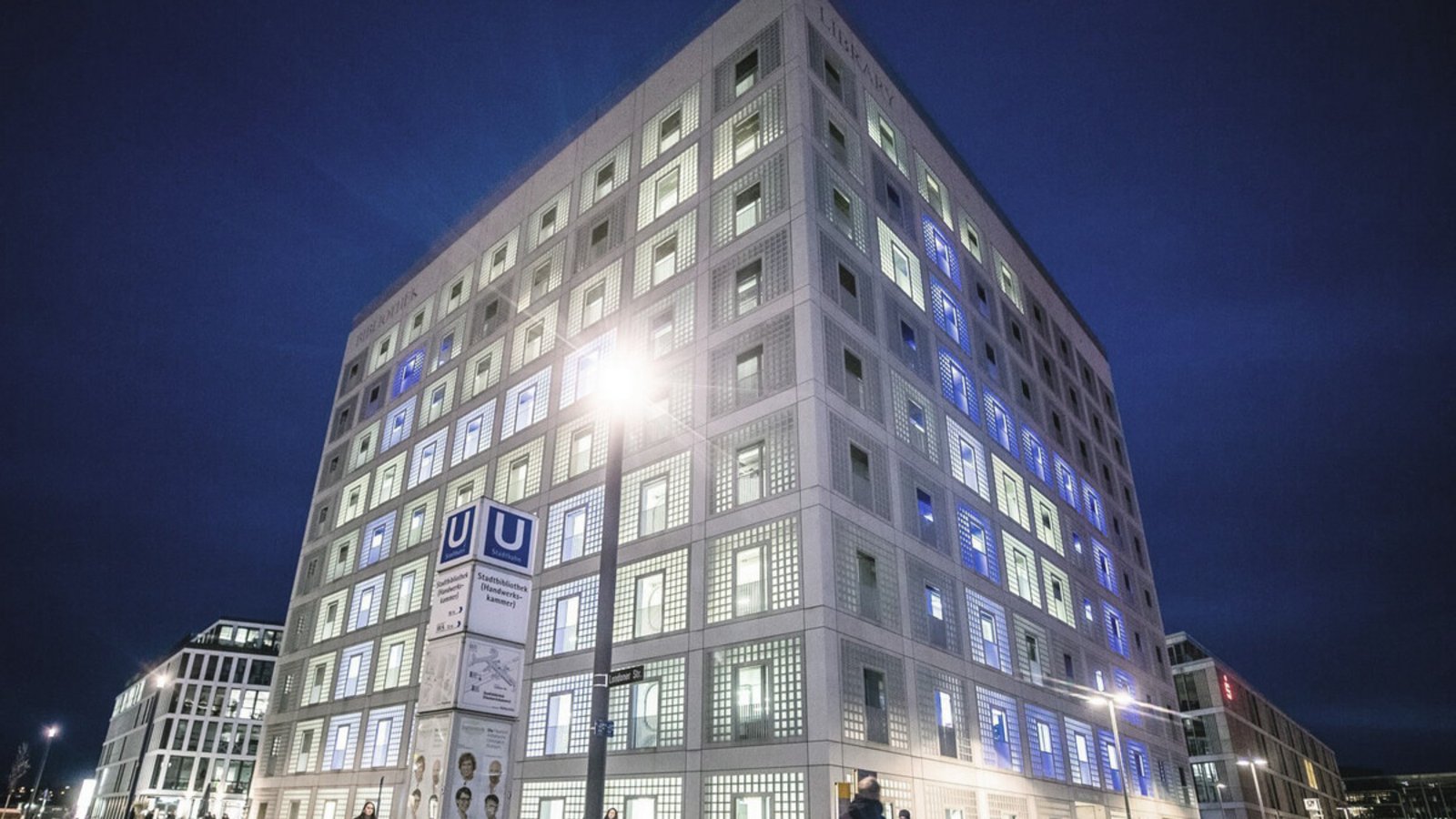 Bei der Beleuchtung von Straßen, Wegen und Plätzen setzt die Stadt auf LED-Technik – hier die Stadtbücherei.Foto: Lg/Christoph Schmidt