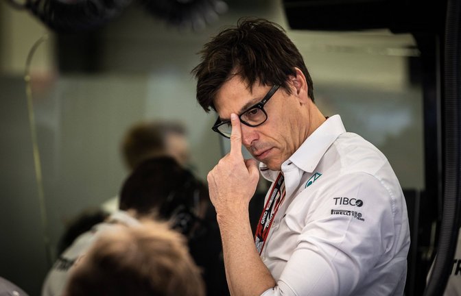 Teamchef Toto Wolff hat bei Mercedes schon entspanntere Tage erlebt.<span class='image-autor'>Foto: IMAGO//iederik van der Laan</span>