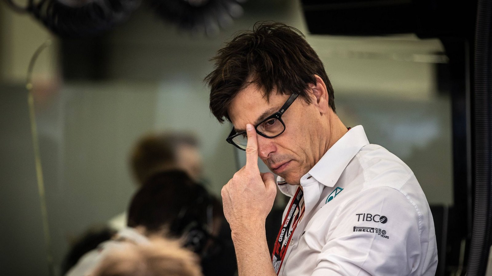 Teamchef Toto Wolff hat bei Mercedes schon entspanntere Tage erlebt.Foto: IMAGO//iederik van der Laan