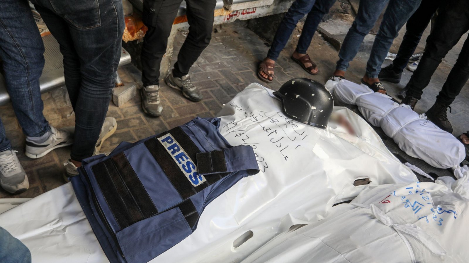 Eine Weste mit der Aufschrift «Presse» und ein Helm liegen auf dem Leichnam eines Journalisten.Foto: dpa/Abed Rahim Khatib Eine Weste mit der Aufschrift «Presse» und ein Helm liegen auf dem Leichnam eines Journalisten.Foto: dpa/Abed Rahim Khatib