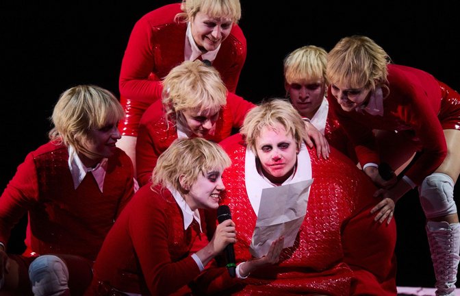 Gute Nachrichten aus Berlin: Das Stuttgarter Schauspiel ist mit der Inszenierung „Die Welt im Rücken“ (Szenenfoto) zum Theatertreffen eingeladen.<span class='image-autor'>Foto: Julian Baumann</span>