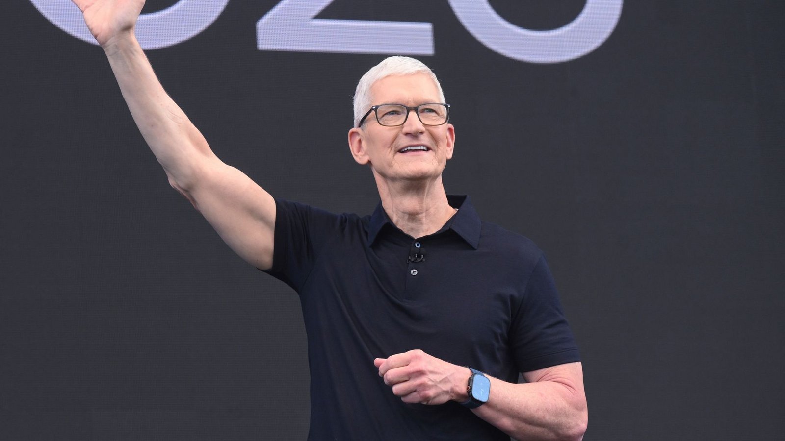 Für Tim Cook ist es die letzte WWDC als Konzernchef. Er übergibt die Führung zum September an John Ternus, der bisher für Geräte zuständig war.Foto: Noah Berger/FR34727 AP/AP/dpa Für Tim Cook ist es die letzte WWDC als Konzernchef. Er übergibt die Führung zum September an John Ternus, der bisher für Geräte zuständig war.Foto: Noah Berger/FR34727 AP/AP/dpa