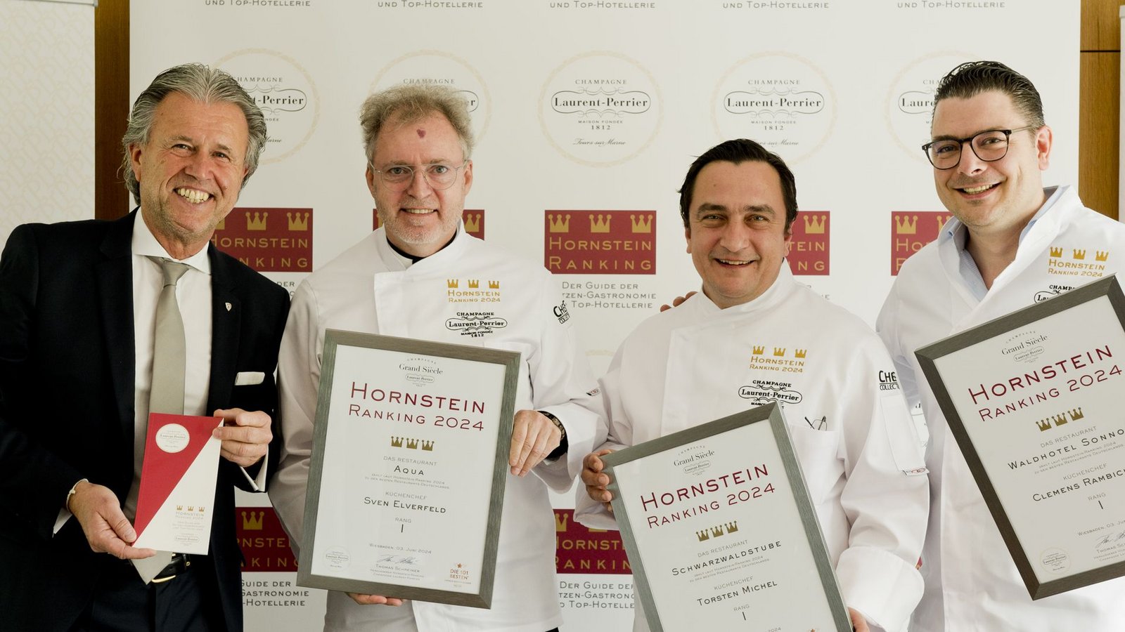 Hornstein-Ranking Herausgeber Thomas Schreiner (links) übergibt die Urkunden an die Bestplatzierten: Sven Elverfeld vom Aqua (Wolfsburg), Torsten Michel aus der Schwarzwaldstube in Baiersbronn, Clemens Rambichler vom Sonnora (von links nach rechts). Christian Bau konnte nicht vor Ort sein.Foto: M.Hildebrand/Markus Hildebrand