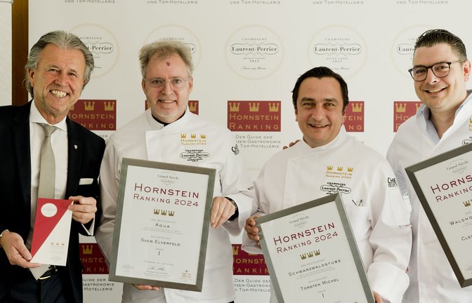 Hornstein-Ranking Herausgeber Thomas Schreiner (links) übergibt die Urkunden an die Bestplatzierten: Sven Elverfeld vom Aqua (Wolfsburg), Torsten Michel aus der Schwarzwaldstube in Baiersbronn, Clemens Rambichler vom Sonnora (von links nach rechts). Christian Bau konnte nicht vor Ort sein.<span class='image-autor'>Foto: M.Hildebrand/Markus Hildebrand</span>