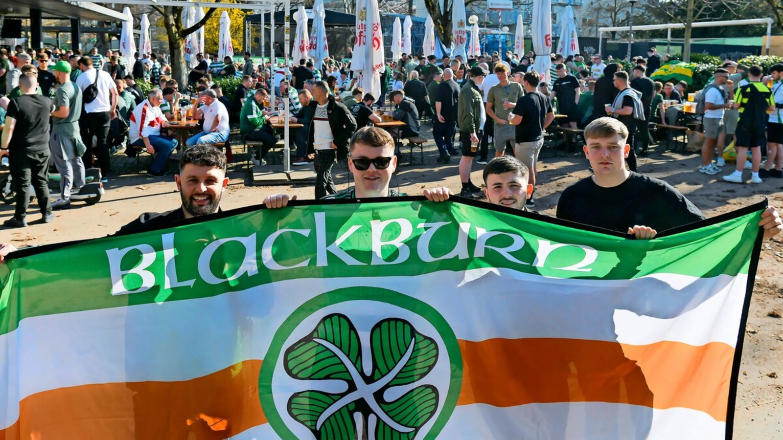 Im Schlossgarten herrscht am Nachmittag beste Laune bei den Celtic-Fans.Foto: Lg/Max Kovalenko Im Schlossgarten herrscht am Nachmittag beste Laune bei den Celtic-Fans.Foto: Lg/Max Kovalenko