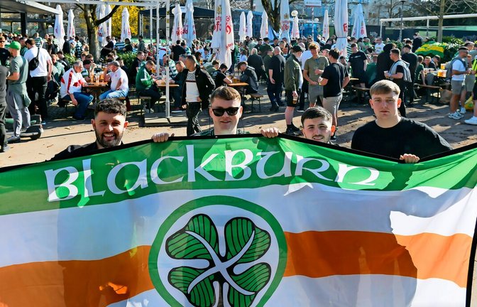 Im Schlossgarten herrscht am Nachmittag beste Laune bei den Celtic-Fans.<span class='image-autor'>Foto: Lg/Max Kovalenko</span>