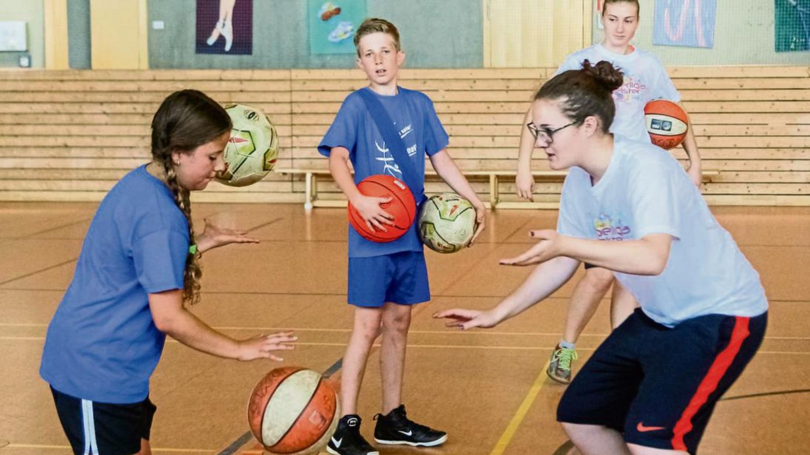 Die Trainerin Anna-Catharina Polemidhiotis (rechts) erklärt der zehnjährigen Emily Schwach aus Mühlacker (links) eine Übung zum Ballhandling. Finn Arbinger und Trainerin Rebecca Roller (im Hintergrund von links) schauen zu. Foto: Simecek Die Trainerin Anna-Catharina Polemidhiotis (rechts) erklärt der zehnjährigen Emily Schwach aus Mühlacker (links) eine Übung zum Ballhandling. Finn Arbinger und Trainerin Rebecca Roller (im Hintergrund von links) schauen zu. Foto: Simecek