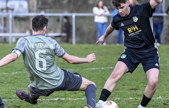 Der Iptinger Luan Wurster (rechts) lässt Sascha Gerhardt hier zwar elegant ins Leere laufen, doch zu einem Sieg gegen den VfR Sersheim reicht es dieses Mal nicht. <span class='image-autor'>Foto: Leitner</span>