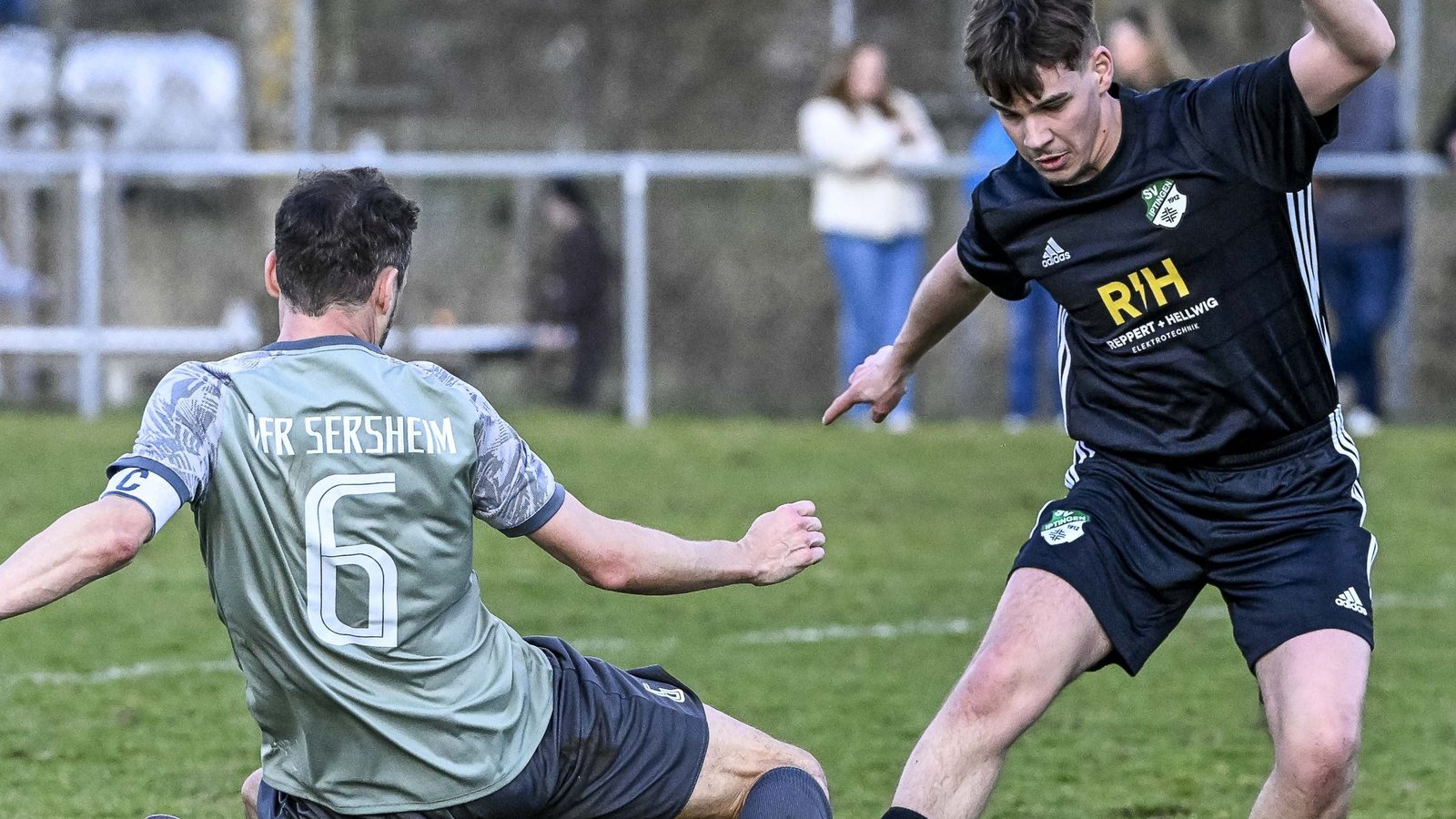 Der Iptinger Luan Wurster (rechts) lässt Sascha Gerhardt hier zwar elegant ins Leere laufen, doch zu einem Sieg gegen den VfR Sersheim reicht es dieses Mal nicht. Foto: Leitner