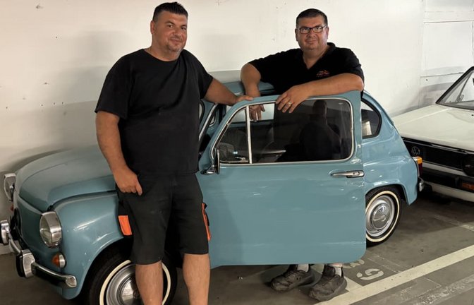Diese Schrauber gibt es nur im Doppelpack: Zoran Vranjes (links) und sein älterer Bruder Ivan  mit einem gerade restaurierten Fiat 500.<span class='image-autor'>Peter Stolterfoht</span>