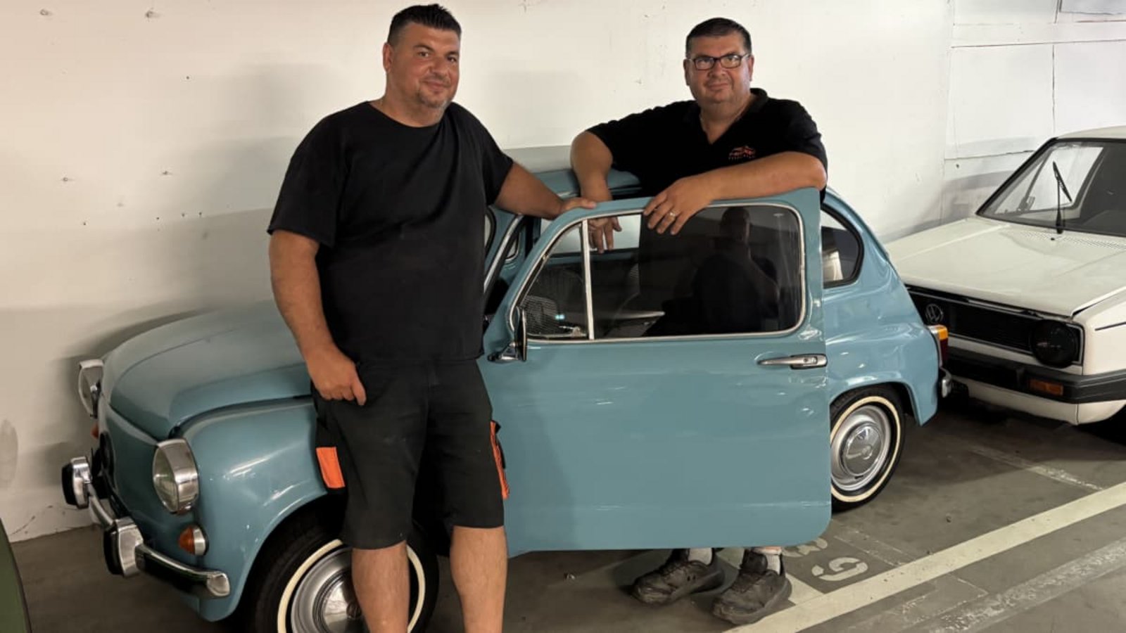 Diese Schrauber gibt es nur im Doppelpack: Zoran Vranjes (links) und sein älterer Bruder Ivan mit einem gerade restaurierten Fiat 500.Peter Stolterfoht Diese Schrauber gibt es nur im Doppelpack: Zoran Vranjes (links) und sein älterer Bruder Ivan mit einem gerade restaurierten Fiat 500.Peter Stolterfoht