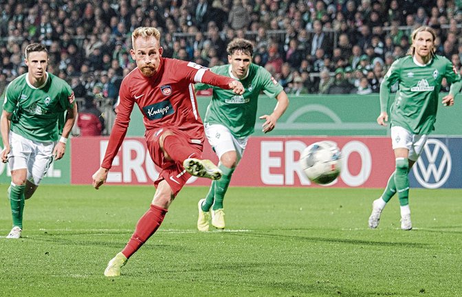 Marc Schnatterer – hier beim Ausführen eines Strafstoßes im DFB-Pokal gegen Werder Bremen – geht als Kapitän in entscheidenden Phasen beim 1. FC Heidenheim voran. Foto: ddp