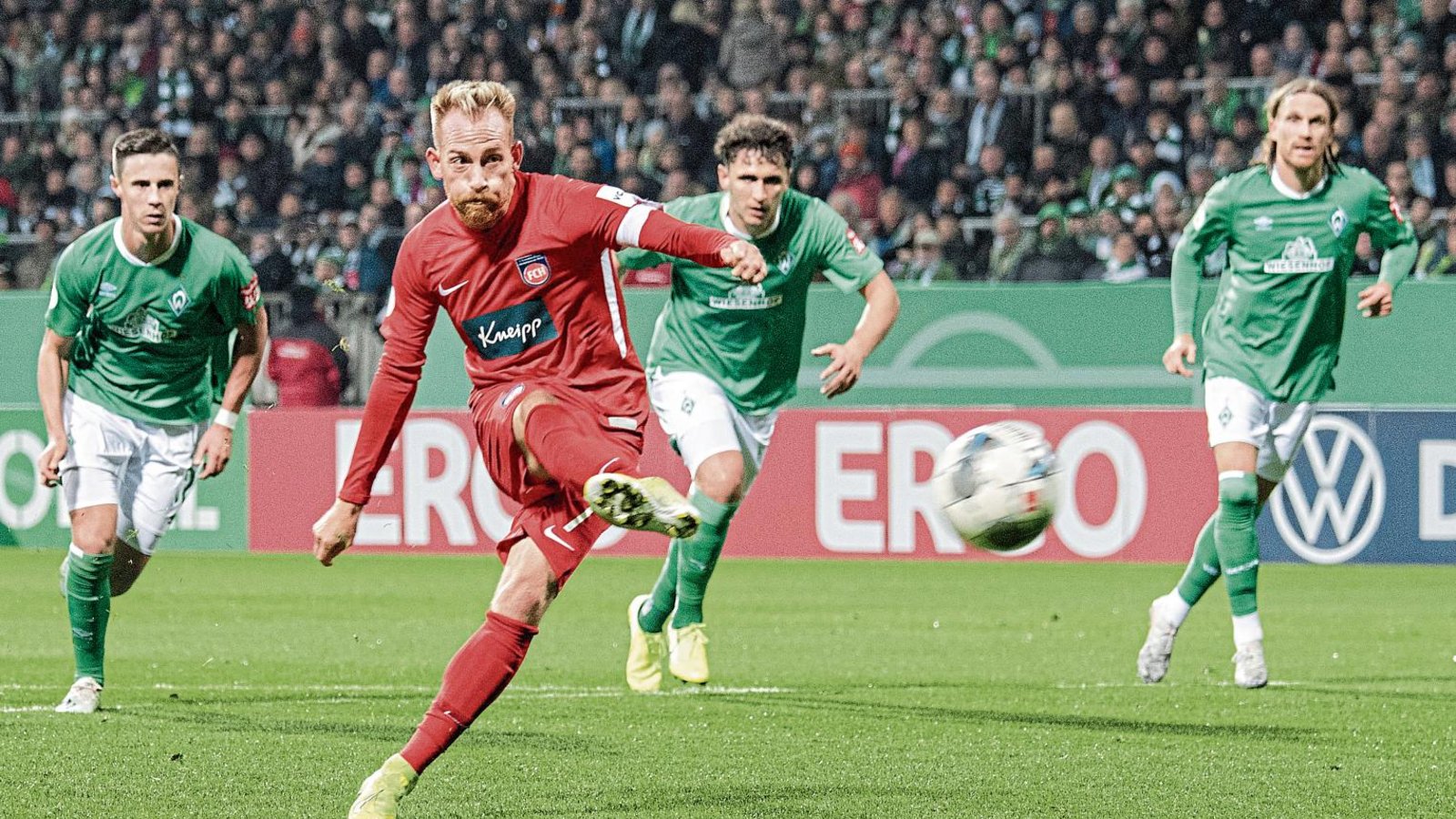 Marc Schnatterer – hier beim Ausführen eines Strafstoßes im DFB-Pokal gegen Werder Bremen – geht als Kapitän in entscheidenden Phasen beim 1. FC Heidenheim voran. Foto: ddp Marc Schnatterer – hier beim Ausführen eines Strafstoßes im DFB-Pokal gegen Werder Bremen – geht als Kapitän in entscheidenden Phasen beim 1. FC Heidenheim voran. Foto: ddp