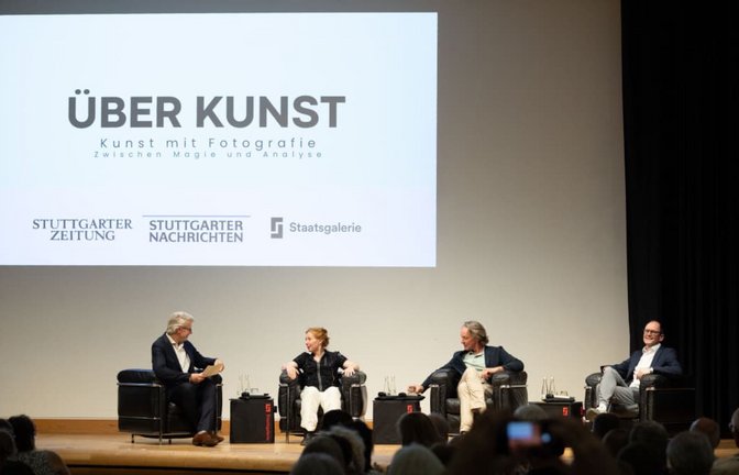 Prominent besetztes Podium in unserer Dialogreihe „Über Kunst“ in der Staatsgalerie Stuttgart: Fotokünstlerin und Akademieprofessorin Ricarda Roggan (2. von links), Verleger und Kurator Markus Hartmann sowie Bertram Kaschek, Kurator der Staatsgalerie Stuttgart und Kurator der Hauptausstellung zum Fotosommer Stuttgart, beantworteten die Fragen von Nikolai B. Forstbauer (ganz links), Autor unserer Zeitung.<span class='image-autor'>Lichtgut/Leif Piechowski</span>