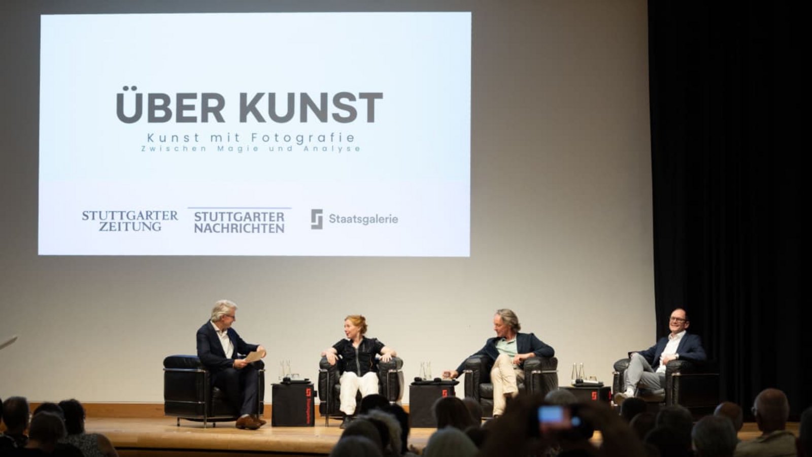 Prominent besetztes Podium in unserer Dialogreihe „Über Kunst“ in der Staatsgalerie Stuttgart: Fotokünstlerin und Akademieprofessorin Ricarda Roggan (2. von links), Verleger und Kurator Markus Hartmann sowie Bertram Kaschek, Kurator der Staatsgalerie Stuttgart und Kurator der Hauptausstellung zum Fotosommer Stuttgart, beantworteten die Fragen von Nikolai B. Forstbauer (ganz links), Autor unserer Zeitung.Lichtgut/Leif Piechowski Prominent besetztes Podium in unserer Dialogreihe „Über Kunst“ in der Staatsgalerie Stuttgart: Fotokünstlerin und Akademieprofessorin Ricarda Roggan (2. von links), Verleger und Kurator Markus Hartmann sowie Bertram Kaschek, Kurator der Staatsgalerie Stuttgart und Kurator der Hauptausstellung zum Fotosommer Stuttgart, beantworteten die Fragen von Nikolai B. Forstbauer (ganz links), Autor unserer Zeitung.Lichtgut/Leif Piechowski
