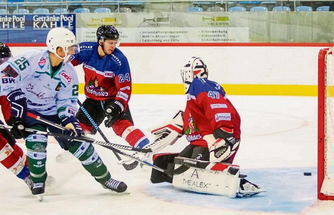 Dennis Palka (links) trifft hier gegen Freiburgs Goalie Christoph Mathis nur den Pfosten. Der Steelers-Neuzugang trug sich aber auch in die Torschützenliste ein.  Foto: Simecek