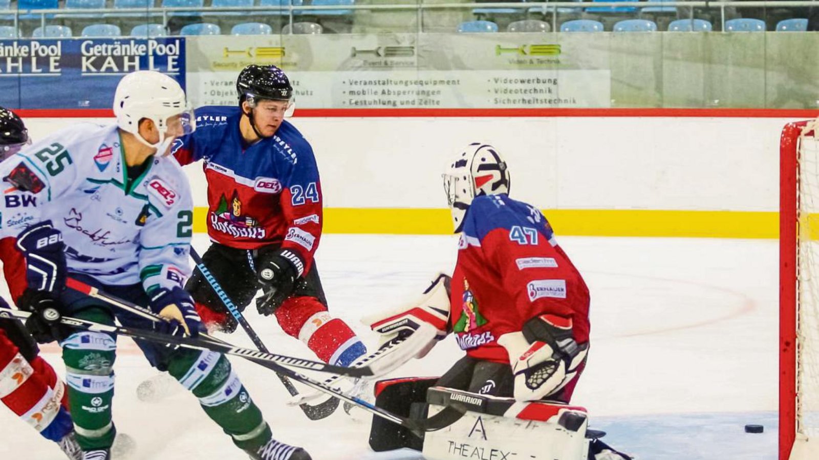 Dennis Palka (links) trifft hier gegen Freiburgs Goalie Christoph Mathis nur den Pfosten. Der Steelers-Neuzugang trug sich aber auch in die Torschützenliste ein. Foto: Simecek Dennis Palka (links) trifft hier gegen Freiburgs Goalie Christoph Mathis nur den Pfosten. Der Steelers-Neuzugang trug sich aber auch in die Torschützenliste ein. Foto: Simecek