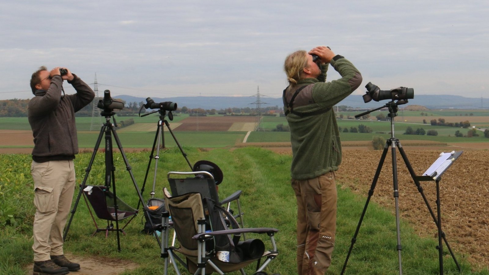 Die Ornithologen Jochen Völlm (li.) und Ronald Meinert bei der Arbeit. Die Ornithologen Jochen Völlm (li.) und Ronald Meinert bei der Arbeit.