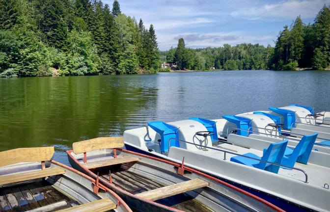 Der Ebnisee bei Welzheim liegt idyllisch von Wald umgeben und bietet mit Lokalen, Tretbooten und Badestellen alles, was man sich für einen herrlichen Sommertag wünscht.<span class='image-autor'>Thomas Faltin</span>