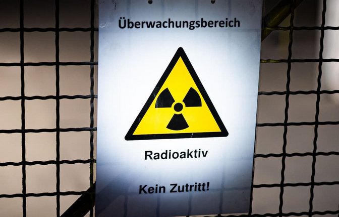 Ein Schild mit der Aufschrift „Überwachungsbereich – Radioaktiv – Kein Zutritt“ hängt in der Schachtanlage Asse II im Landkreis Wolfenbüttel an einem Zaun. (Archivbild)<span class='image-autor'>Moritz Frankenberg/dpa</span>