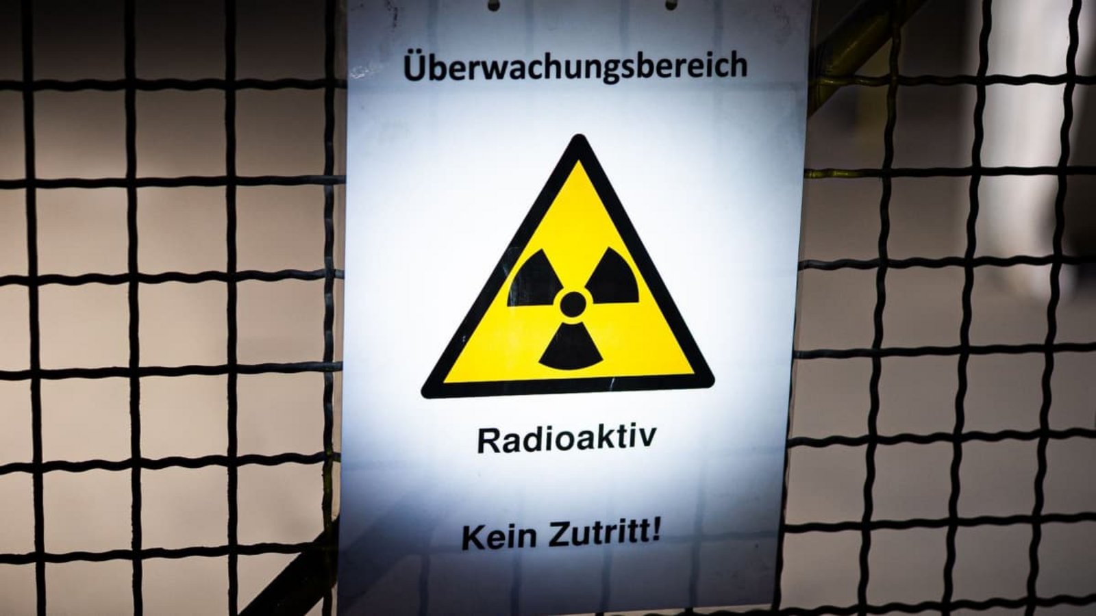 Ein Schild mit der Aufschrift „Überwachungsbereich – Radioaktiv – Kein Zutritt“ hängt in der Schachtanlage Asse II im Landkreis Wolfenbüttel an einem Zaun. (Archivbild)Moritz Frankenberg/dpa