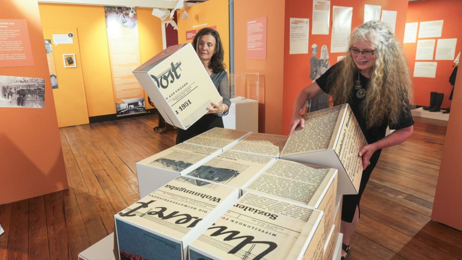Vor 80 Jahren wurden Zehntausende Deutsche aus Ungarn vertrieben. Eine neue Ausstellung in Gerlingen zeigt nun private Post, die von Mut und bitterer Ungewissheit erzählt. Im Bild: Birgit Knolmayer (rechts) und Dr Csilla Schell.Simon Granville Vor 80 Jahren wurden Zehntausende Deutsche aus Ungarn vertrieben. Eine neue Ausstellung in Gerlingen zeigt nun private Post, die von Mut und bitterer Ungewissheit erzählt. Im Bild: Birgit Knolmayer (rechts) und Dr Csilla Schell.Simon Granville