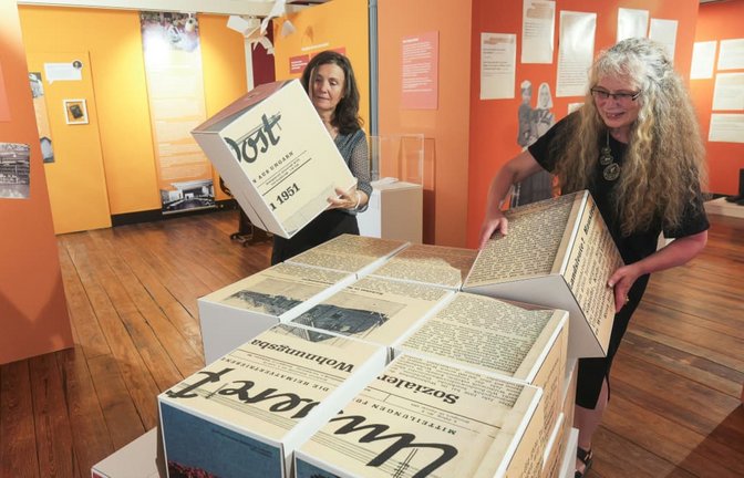 Vor 80 Jahren wurden Zehntausende Deutsche aus Ungarn vertrieben. Eine neue Ausstellung in Gerlingen zeigt nun private Post, die von Mut und bitterer Ungewissheit erzählt. Im Bild: Birgit Knolmayer (rechts) und Dr Csilla Schell.<span class='image-autor'>Simon Granville</span>