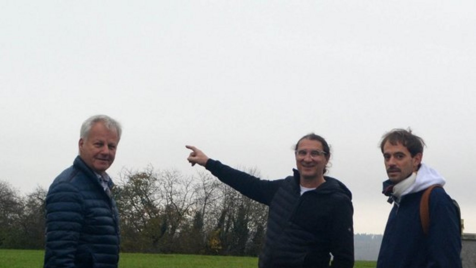 Die „Senderretter“ sprechen mit dem Produktionsleiter der Ornamenta (rechts). Foto: p Die „Senderretter“ sprechen mit dem Produktionsleiter der Ornamenta (rechts). Foto: p