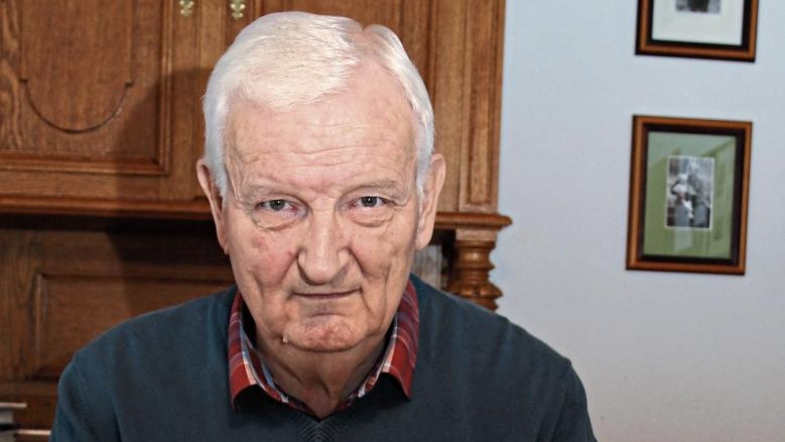 Erwin Gayer mit Urkunde und dem Buch „Eine Gölte Wasser“. Foto: Bögel