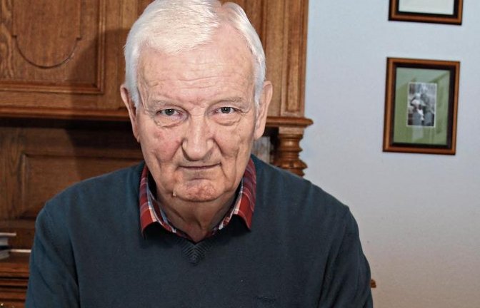 Erwin Gayer mit Urkunde und dem Buch „Eine Gölte Wasser“. Foto: Bögel