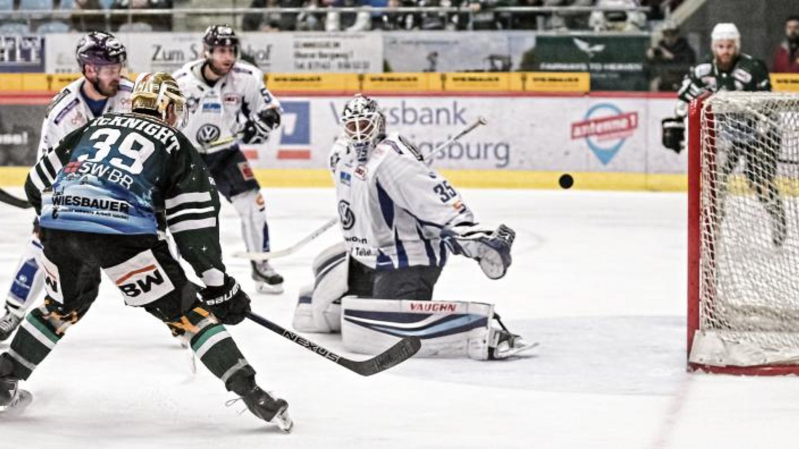 Matt McKnight (Bietigheim Steelers) hat das offene Tor vor sich, Kassels Markus Keller ist bereits geschlagen. Doch McKnight verzieht am langen Pfosten.  Foto: Simecek