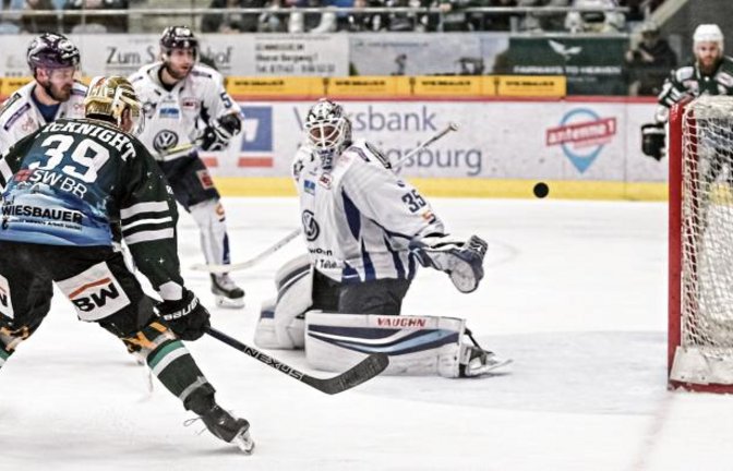 Matt McKnight (Bietigheim Steelers) hat das offene Tor vor sich, Kassels Markus Keller ist bereits geschlagen. Doch McKnight verzieht am langen Pfosten.  Foto: Simecek
