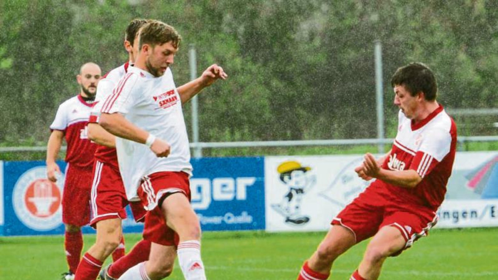 Thomas Kurfiss (links) hat am Sonntag spielfrei, weil das Spiel Nussdorf II gegen Großglattbach wegen eines F-Junioren-Spieltags in Großglattbach auf Donnerstag verlegt wurde. Foto: Leitner Thomas Kurfiss (links) hat am Sonntag spielfrei, weil das Spiel Nussdorf II gegen Großglattbach wegen eines F-Junioren-Spieltags in Großglattbach auf Donnerstag verlegt wurde. Foto: Leitner