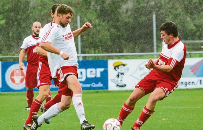 Thomas Kurfiss (links) hat am Sonntag spielfrei, weil das Spiel Nussdorf II gegen Großglattbach wegen eines F-Junioren-Spieltags in Großglattbach auf Donnerstag verlegt wurde.  Foto: Leitner