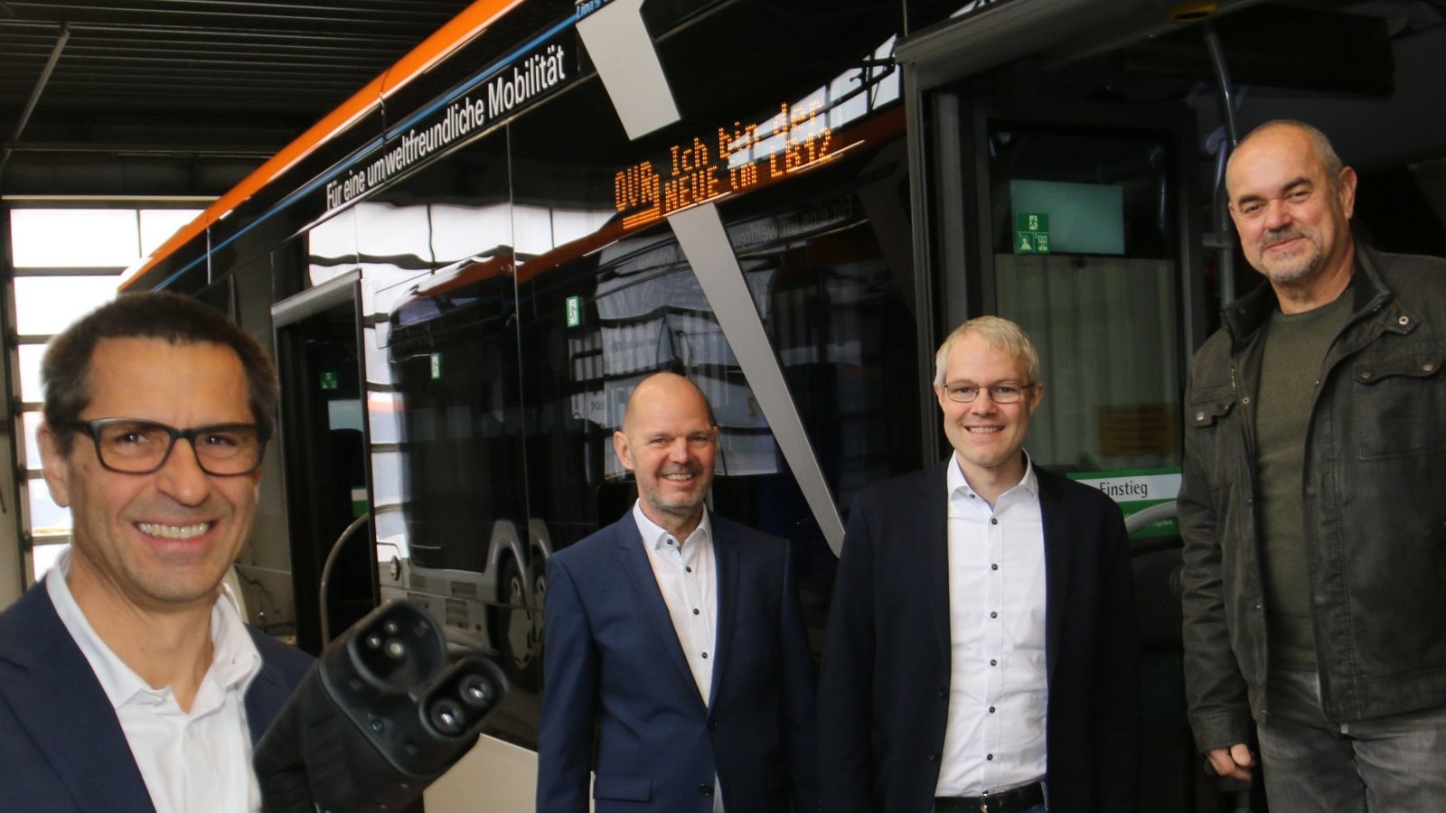 Am Ladekabel ist OVR-Geschäftsführer Mark Hogenmüller, beim Bus (von links) Axel Koffmane, Gesamtbetriebsleiter OVR; Dr. Jan Neidhardt, VVS-Geschäftsführer und Axel Meier vom Landkreis Ludwigsburg.  Fotos: Rücker